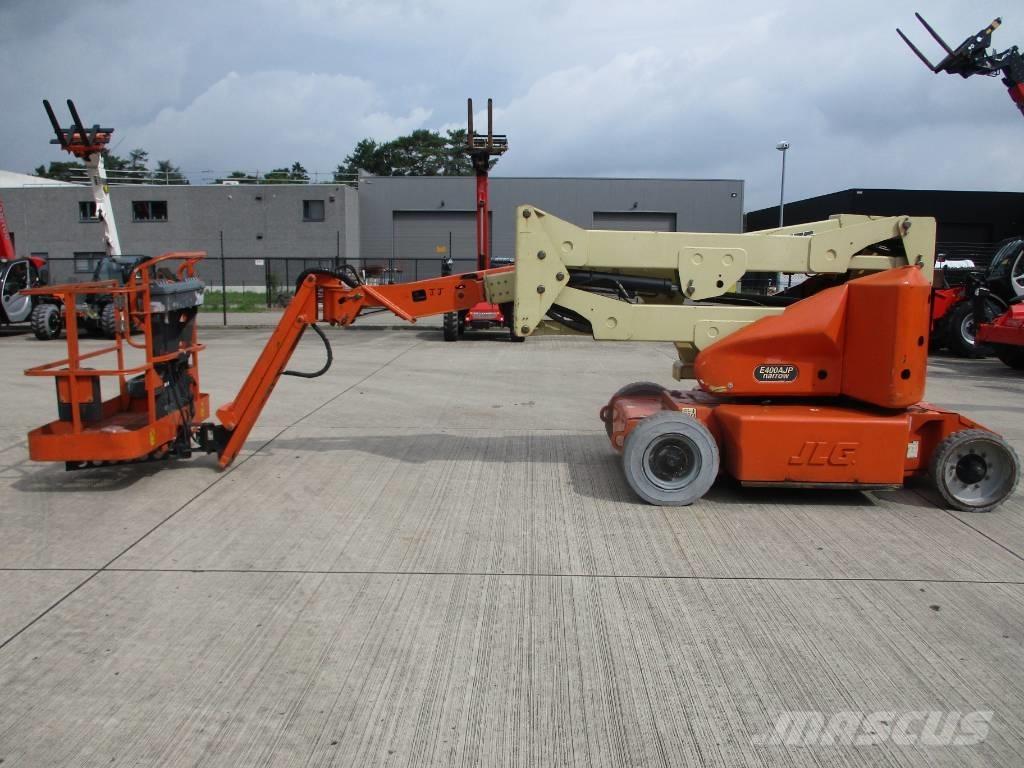 JLG E400 AJPN (048) Kompaktiškas savaeigis strėlinis keltuvas