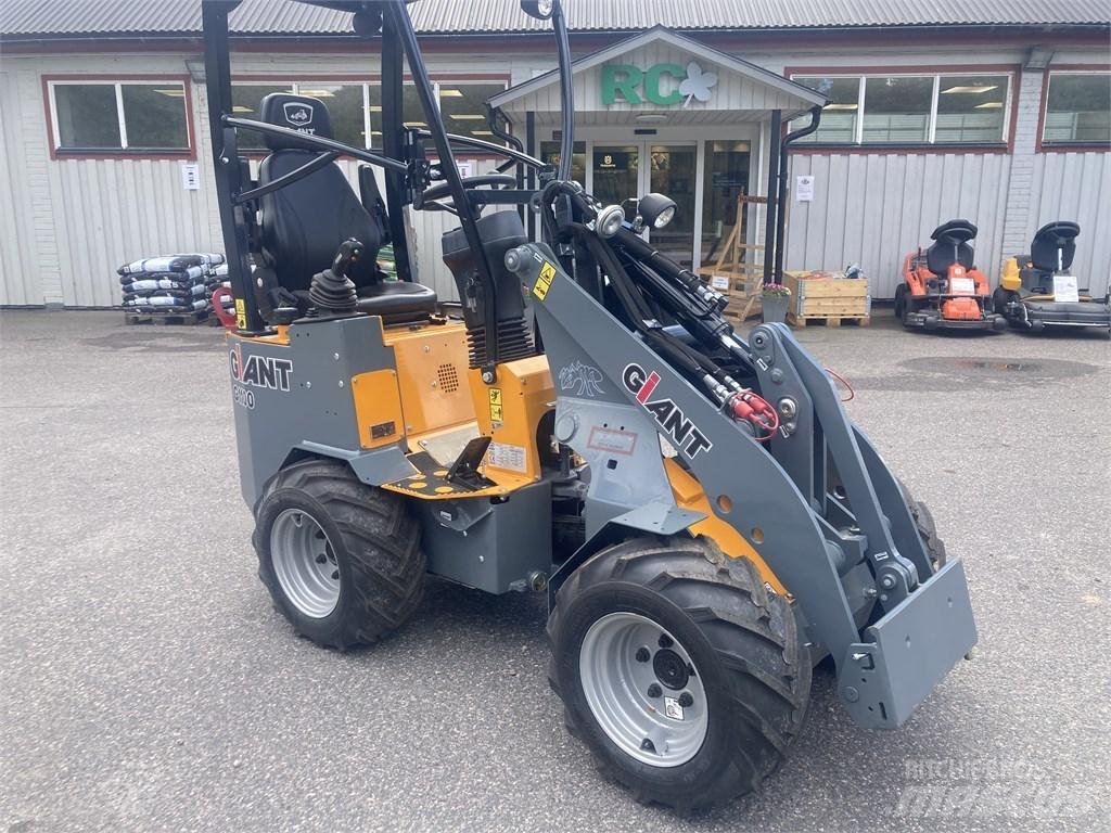 GiANT G1100 Daugiafunkciniai pakrovėjai