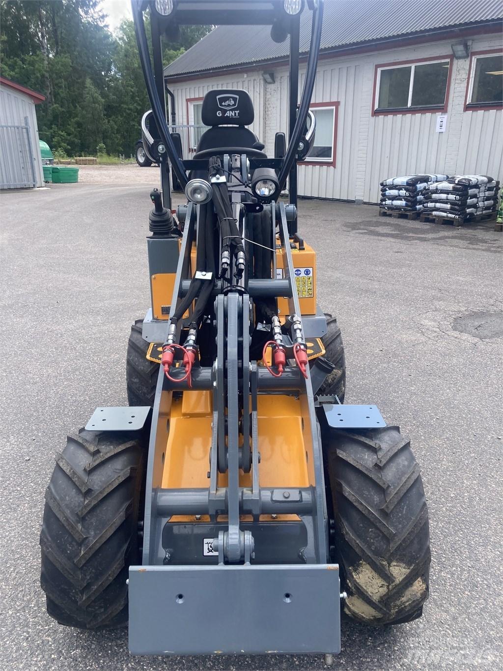 GiANT G1100 Daugiafunkciniai pakrovėjai