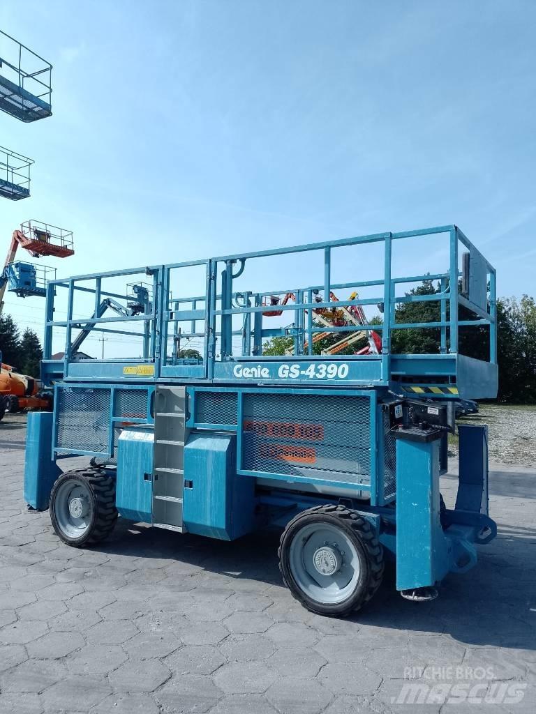 Genie 4390 Žirkliniai keltuvai