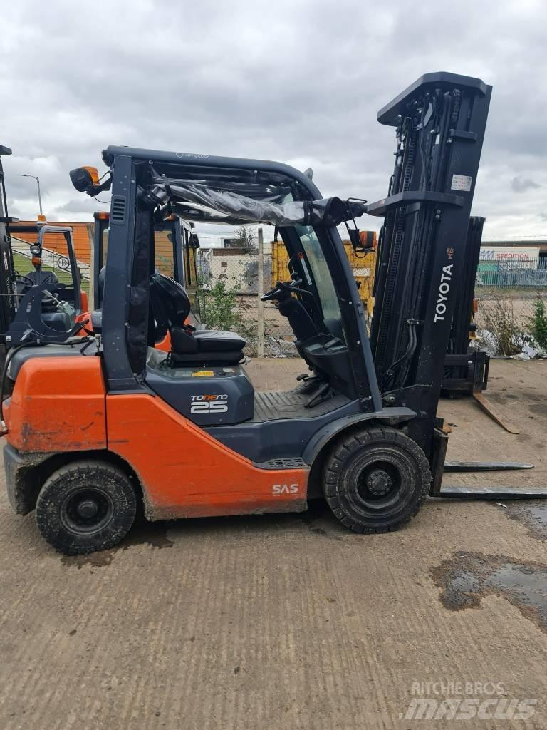 Toyota 02-8 FGF 25 LPG (dujiniai) krautuvai