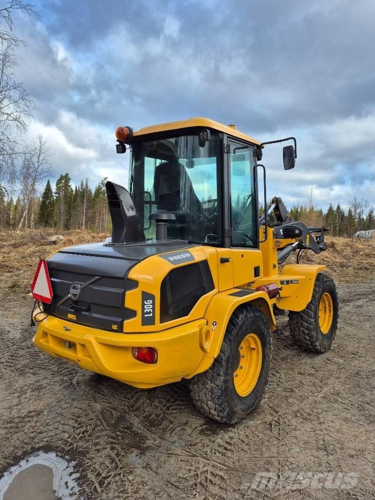 Volvo L 30 G Naudoti ratiniai krautuvai