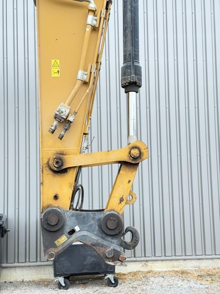 CAT 326 F L Vikšriniai ekskavatoriai