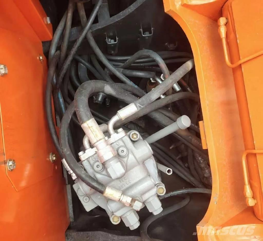 Hitachi 135US-6 Vikšriniai ekskavatoriai