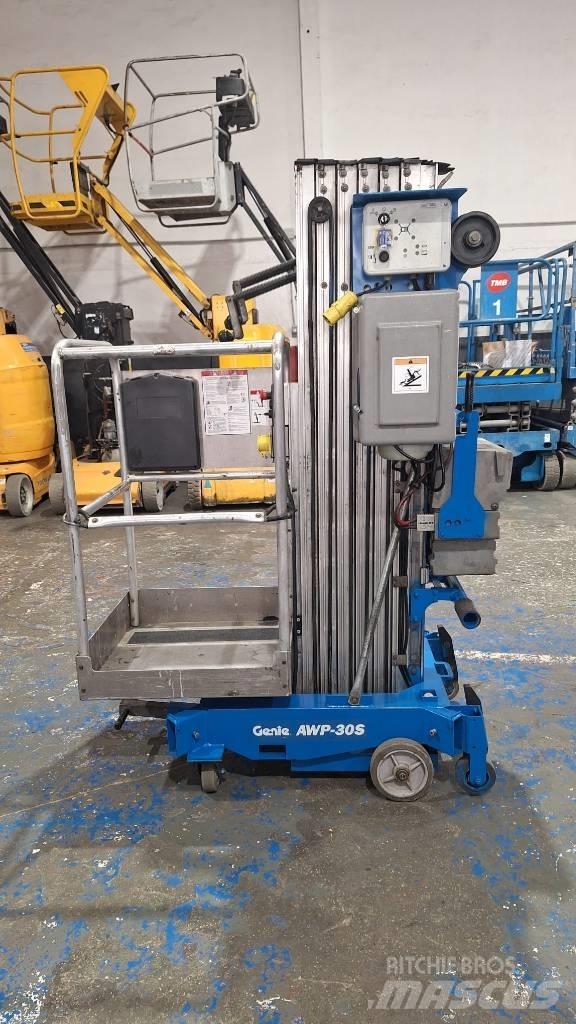 Genie AWP 30 S Vertikalūs stiebiniai keltuvai