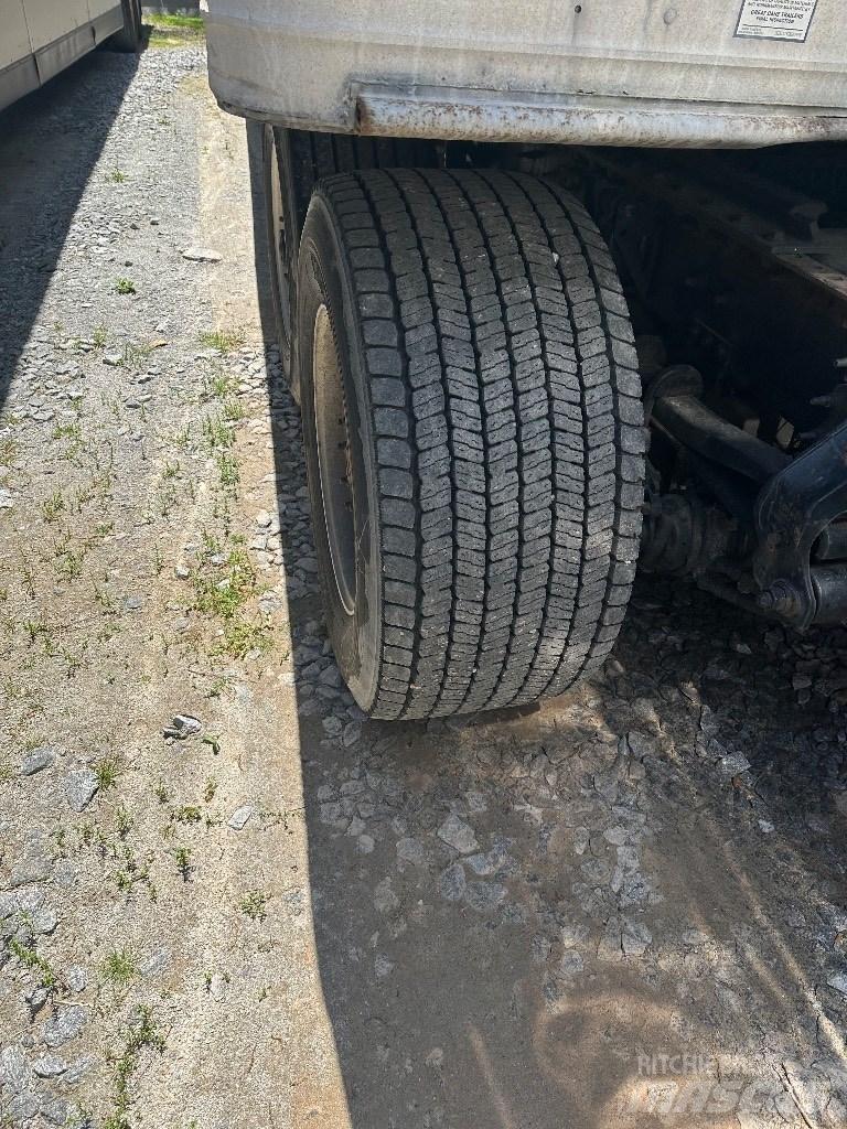 Volvo D11 Sunkvežimiai su dengtu kėbulu