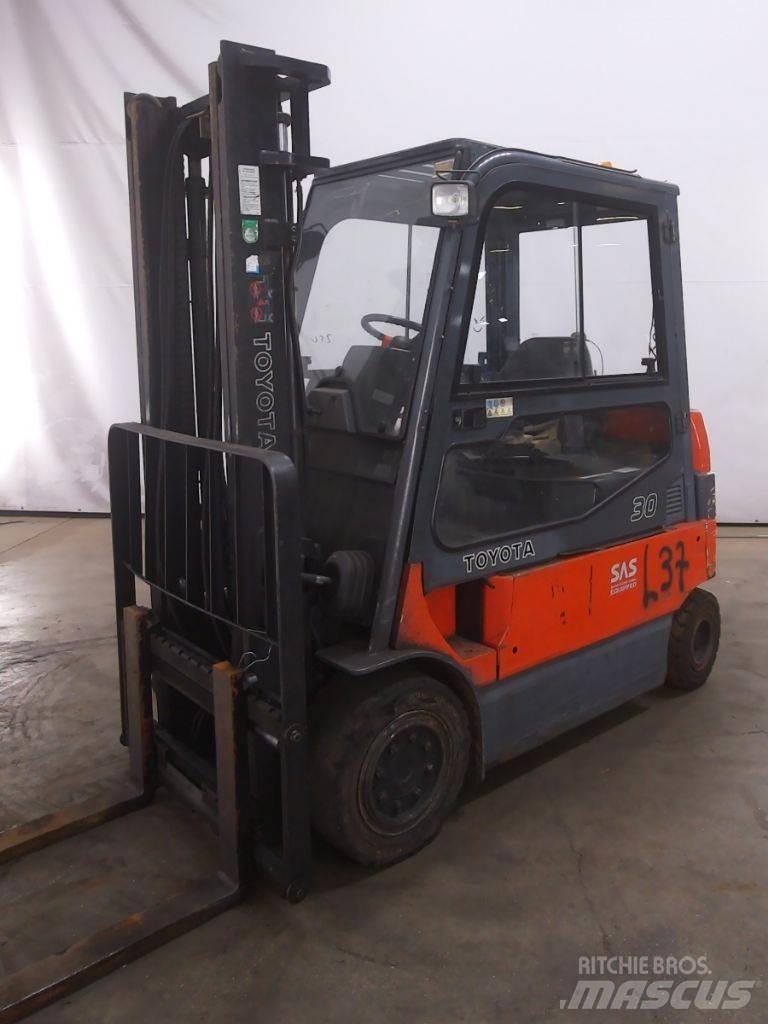 Toyota 7FBMF30 Elektriniai šakiniai krautuvai