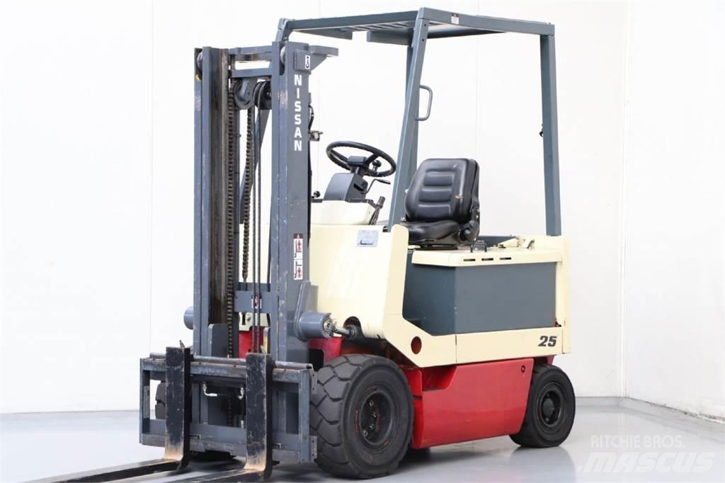 Nissan UM02L25U Elektriniai šakiniai krautuvai