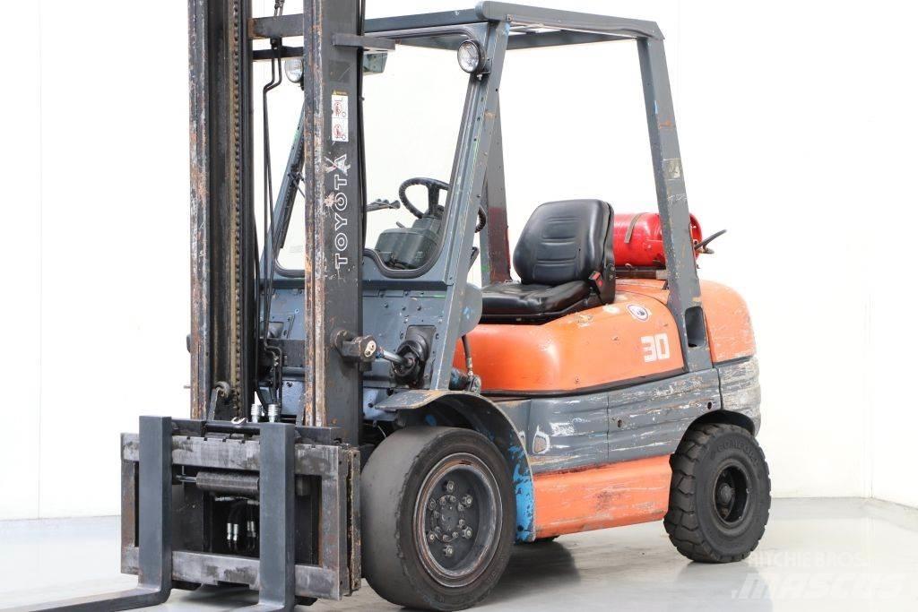 Toyota 02-6FGF30 LPG (dujiniai) krautuvai