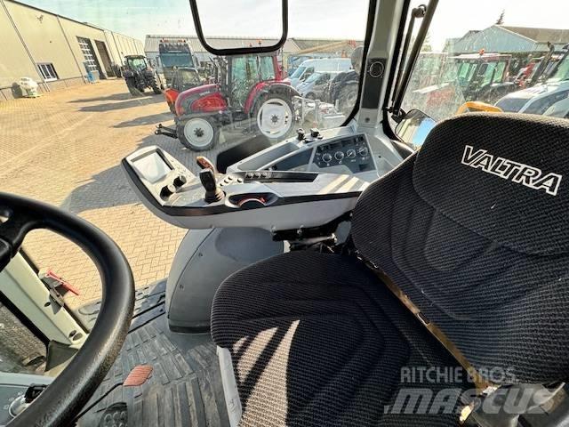 Valtra T214 Versu Traktoriai