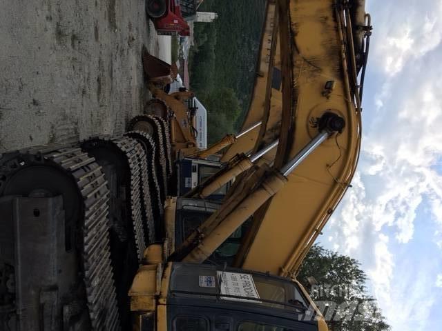 Komatsu 450 Vikšriniai ekskavatoriai