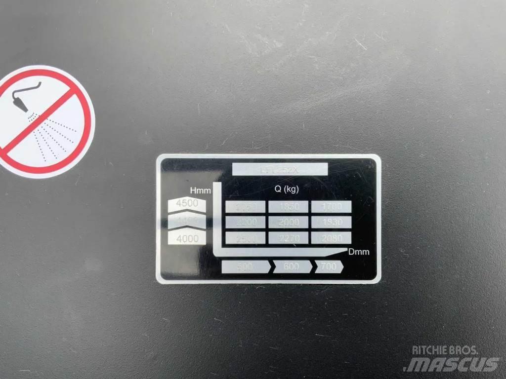 EP EFL 252 XS Elektriniai šakiniai krautuvai