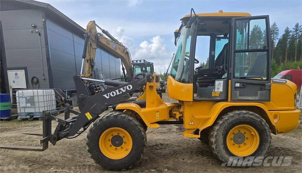 Volvo L30G Naudoti ratiniai krautuvai