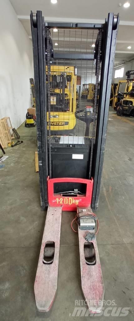 Hyster S 1.2 Rankiniai padėklų rietuvai