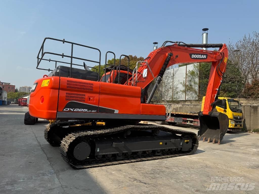 Doosan DX 225 LCA Vikšriniai ekskavatoriai