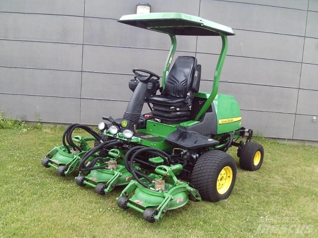 John Deere 8800 Sodo traktoriukai-vejapjovės