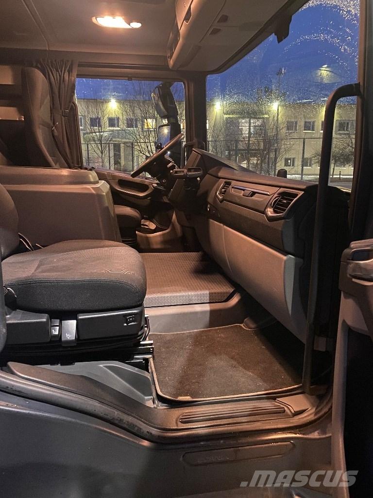 Scania LB Sunkvežimiai su dengtu kėbulu