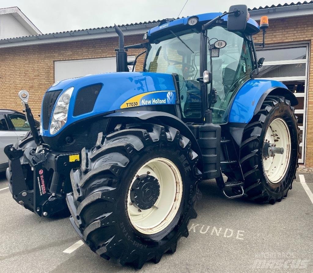 New Holland T 7030 Traktoriai