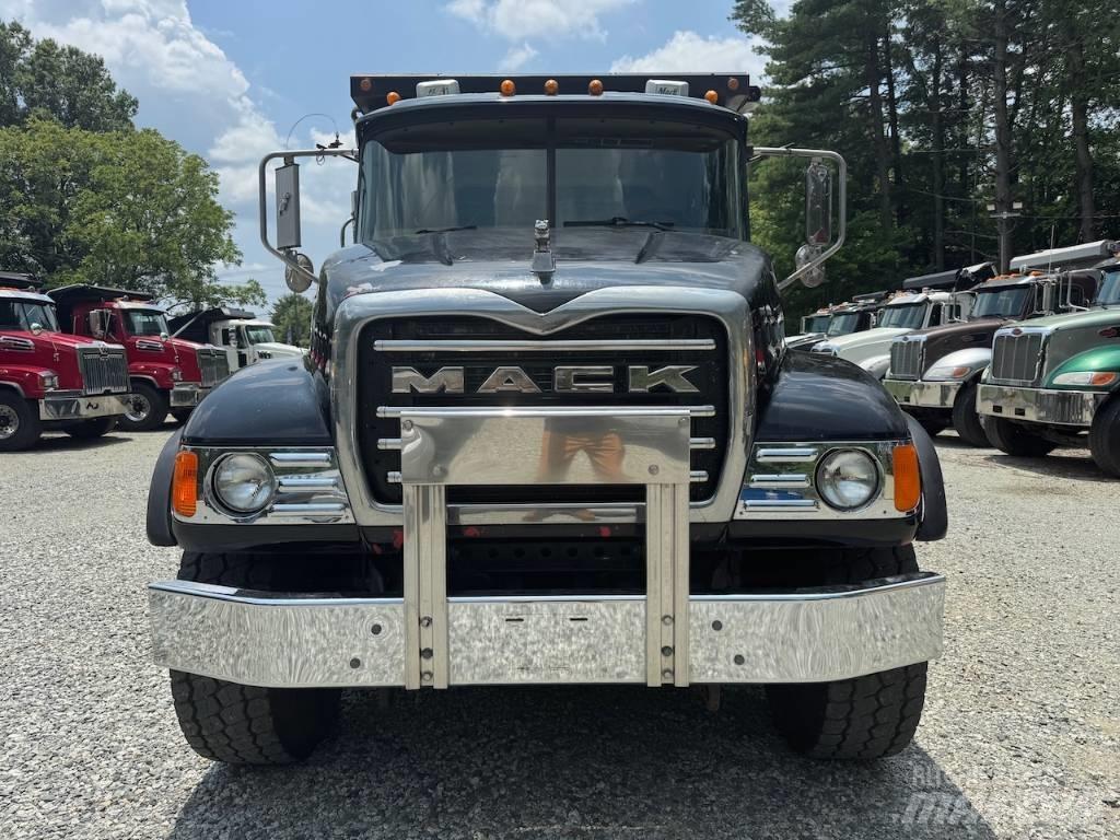 Mack Granite CV 713 Savivarčių priekabų vilkikai