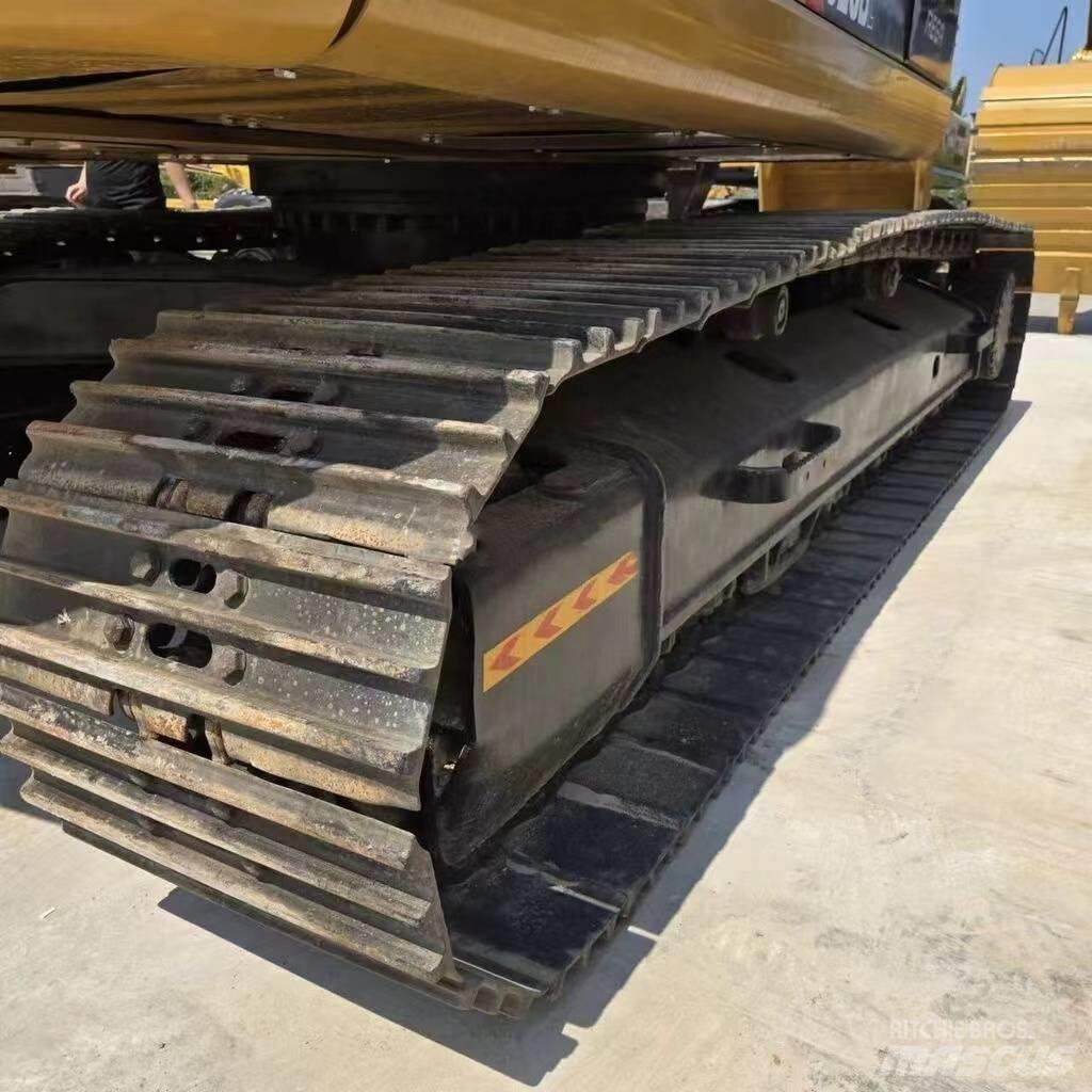 CAT 323 D Vikšriniai ekskavatoriai