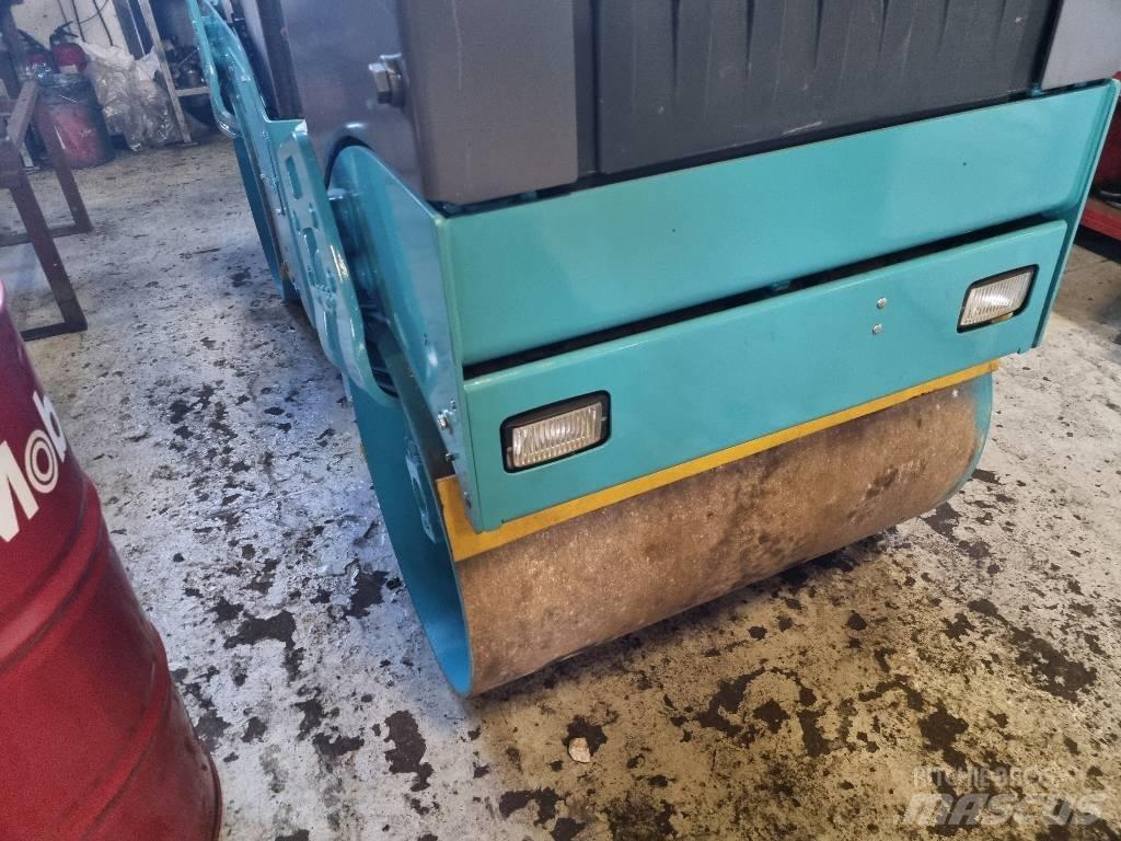 Bomag BW 100 AD-4 Porinių būgnų volai