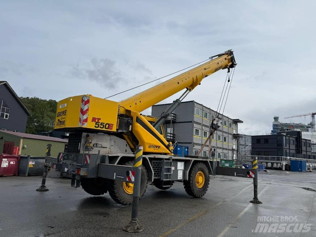 Grove RT 550 E Neapdoroto reljefo kranai