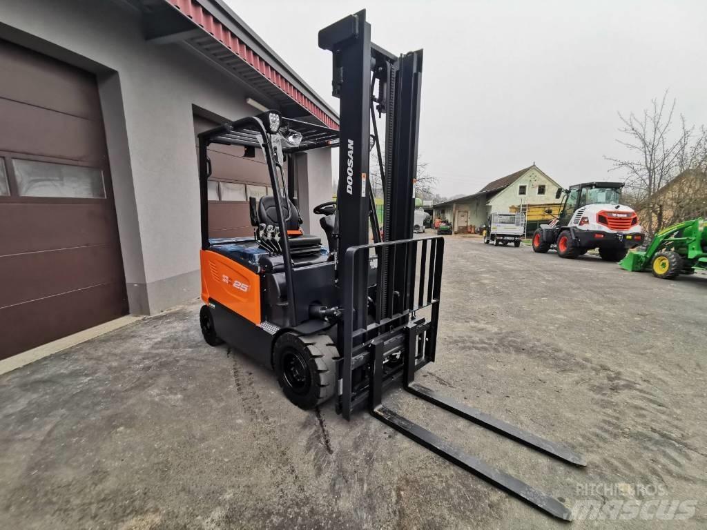 Doosan B25S-7 Elektriniai šakiniai krautuvai