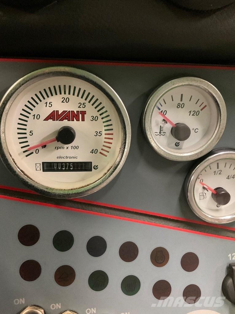 Avant 528 Daugiafunkciniai pakrovėjai