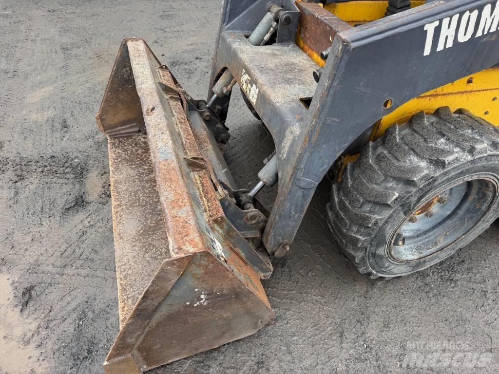 Thomas T137 Krautuvai su šoniniu pasukimu