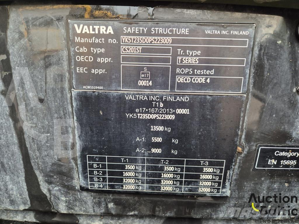 Valtra T235 Traktoriai