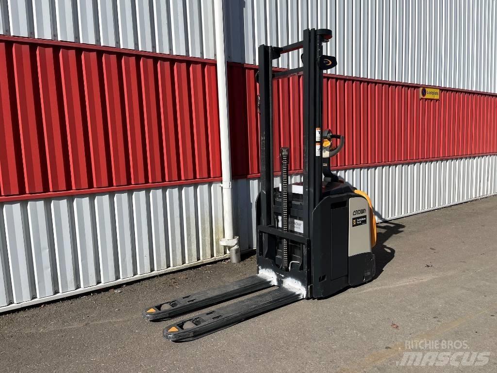 Crown ETi40001,2 Rankiniai vėžimėliai