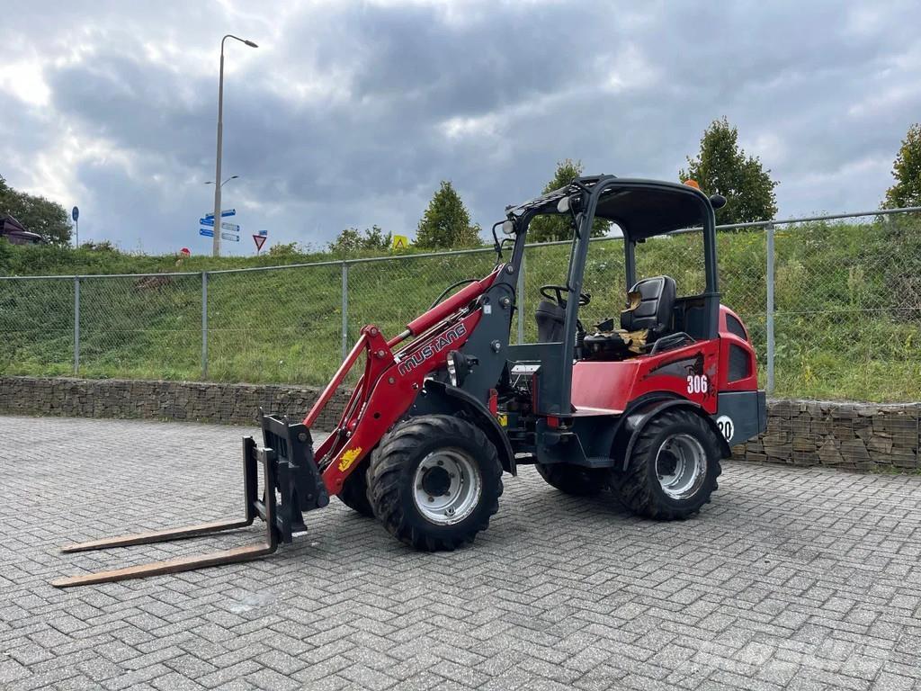 Mustang AL306 Ratiniai buldozeriai