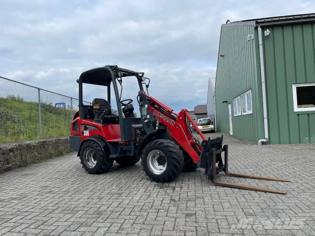 Mustang AL306 Ratiniai buldozeriai