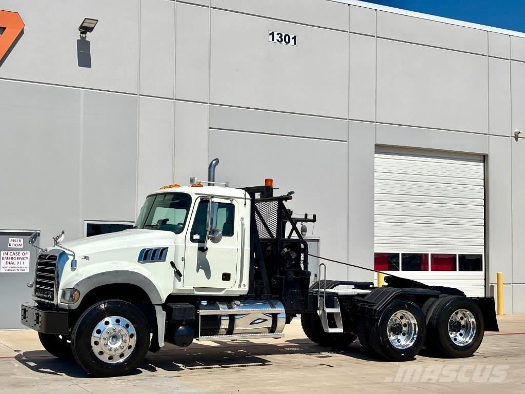 Mack GU713 Pagalbos kelyje automobiliai