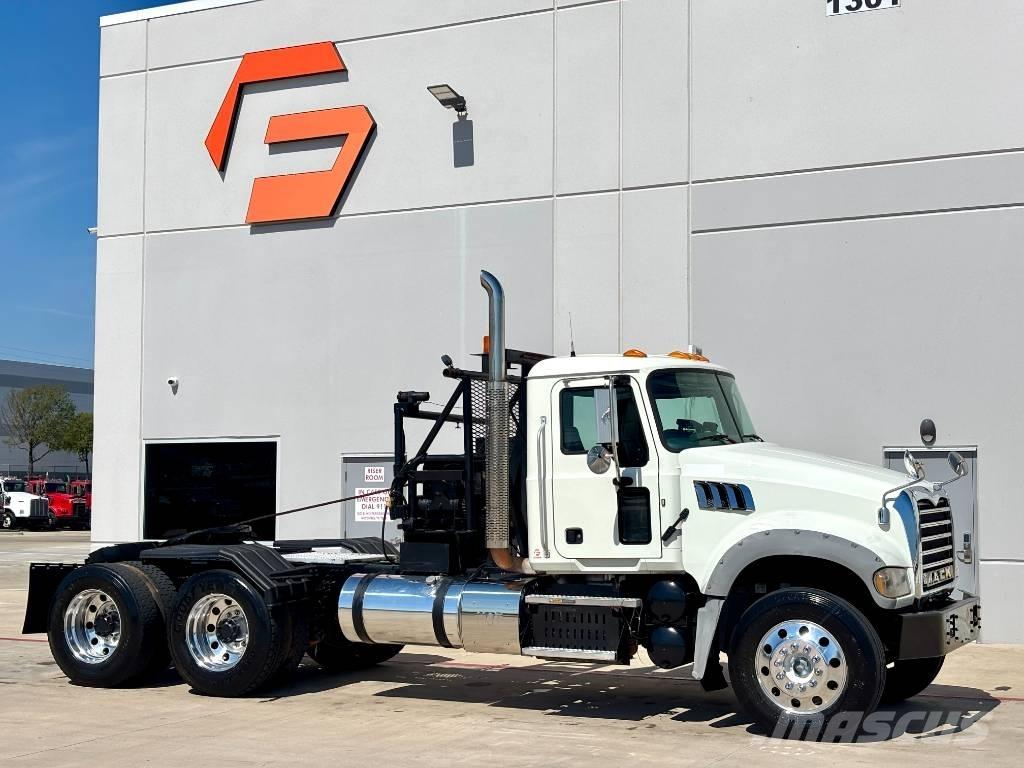 Mack GU713 Pagalbos kelyje automobiliai