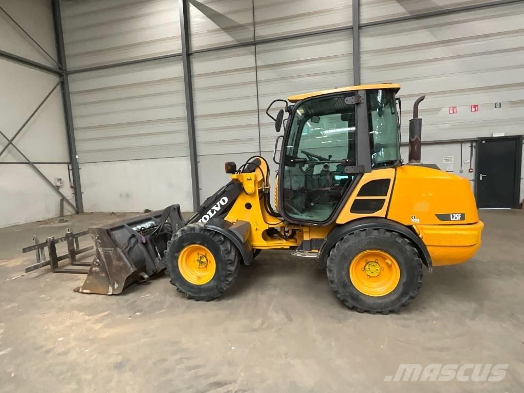 Volvo L 25 F Naudoti ratiniai krautuvai