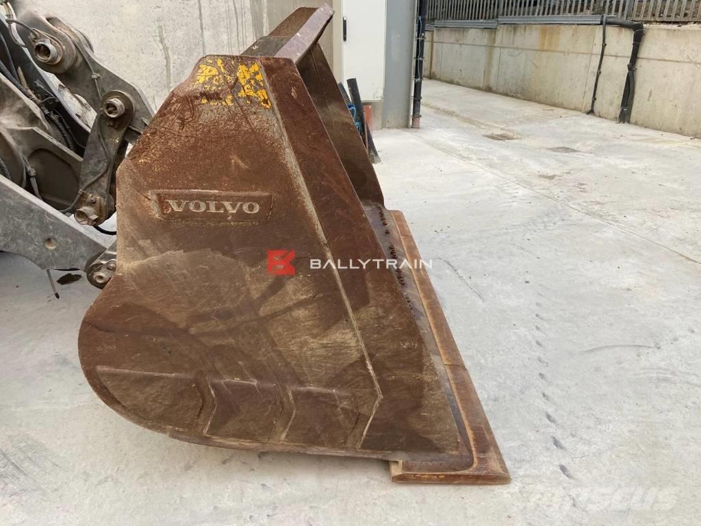 Volvo L 120 H Naudoti ratiniai krautuvai