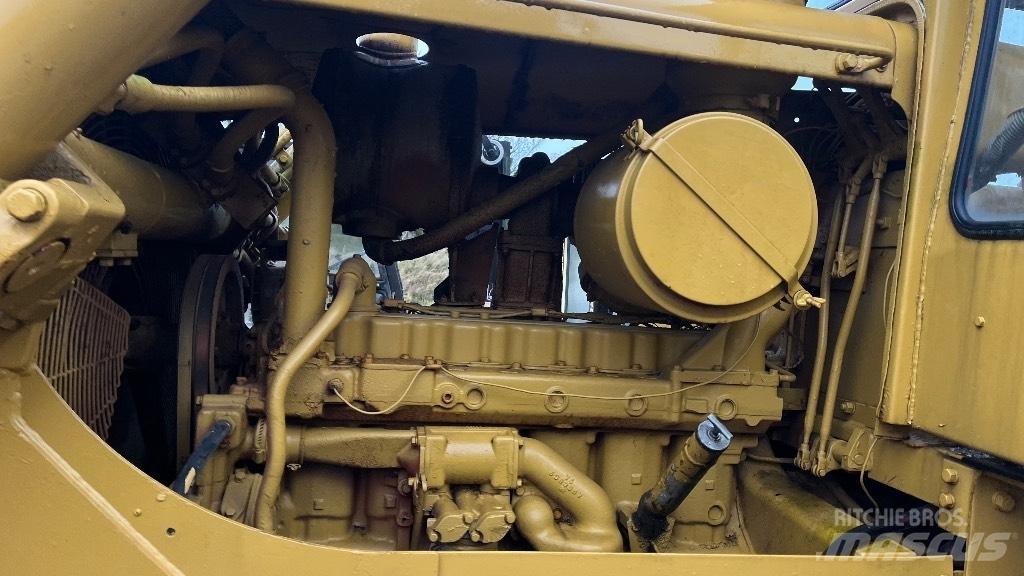 CAT D7 with ripper Vikšriniai buldozeriai