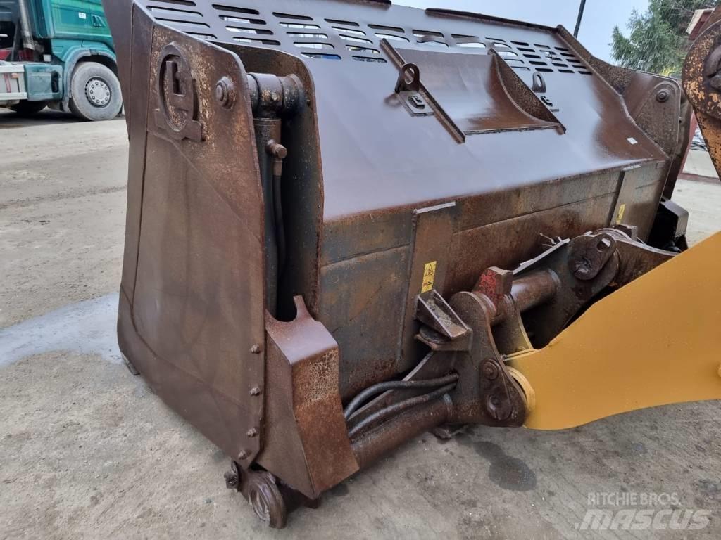 CASE 821 F Naudoti ratiniai krautuvai
