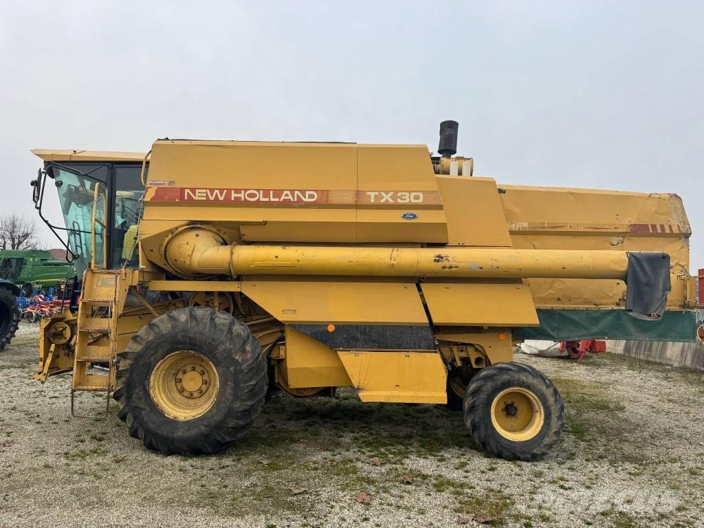 New Holland TX 30 Derliaus nuėmimo kombainai
