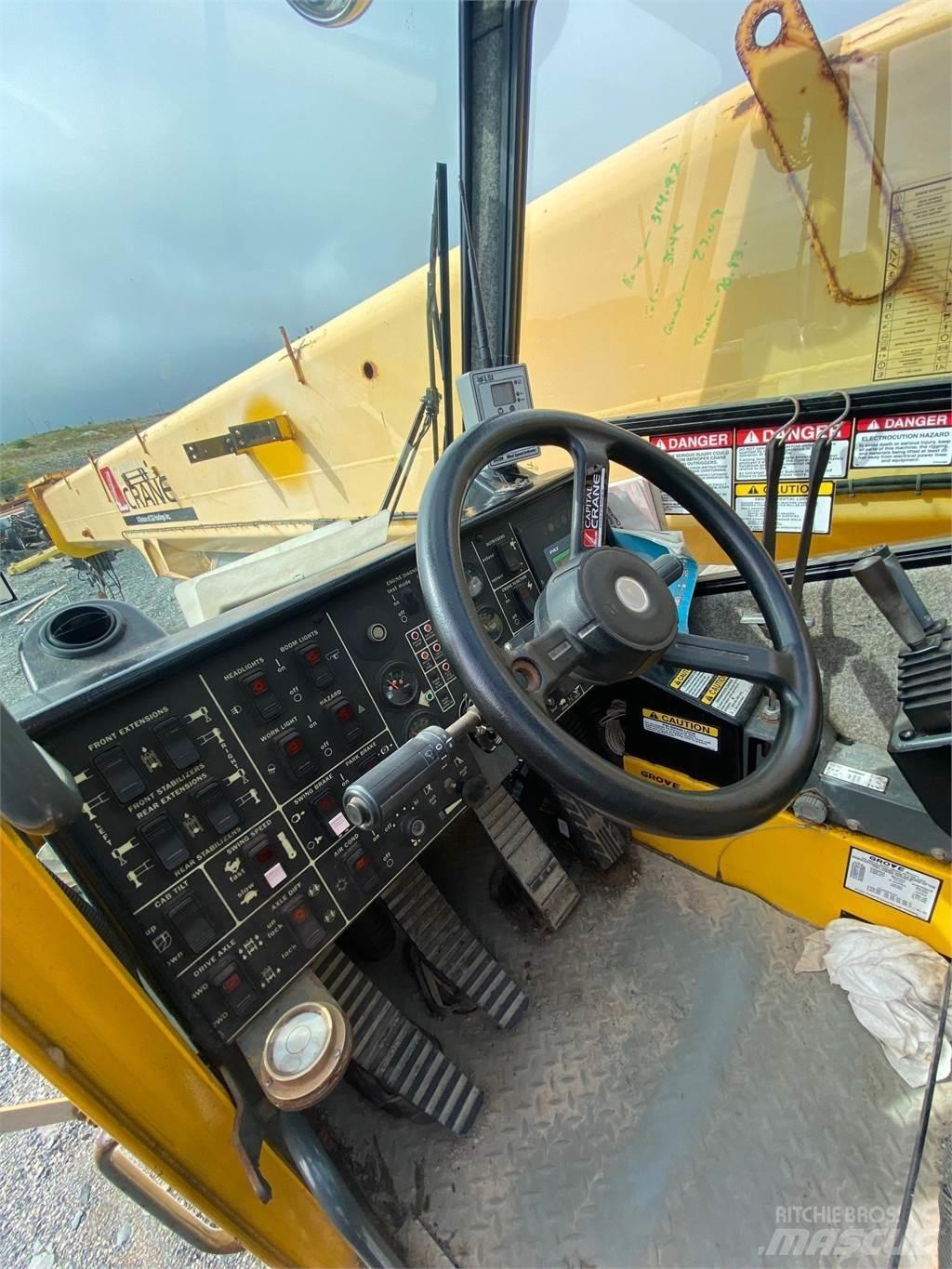 Grove RT880E Neapdoroto reljefo kranai