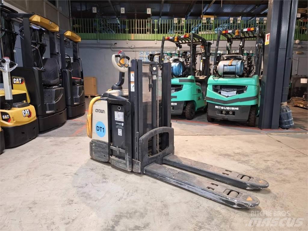 Crown DT3040 Savaeigiai rietuvai