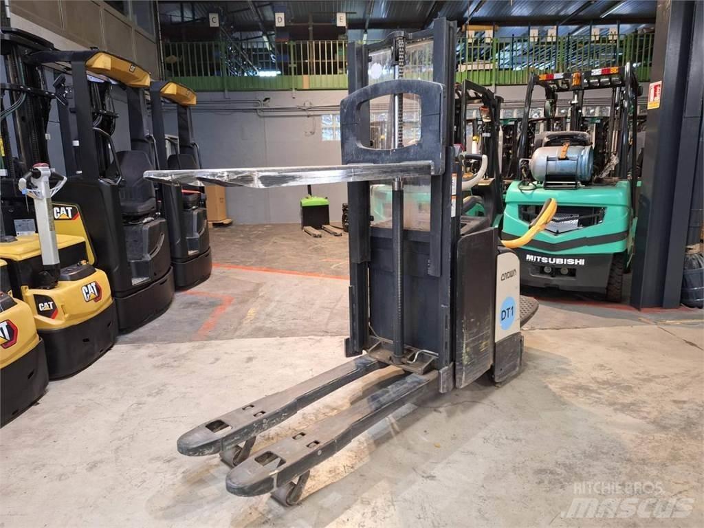 Crown DT3040 Savaeigiai rietuvai