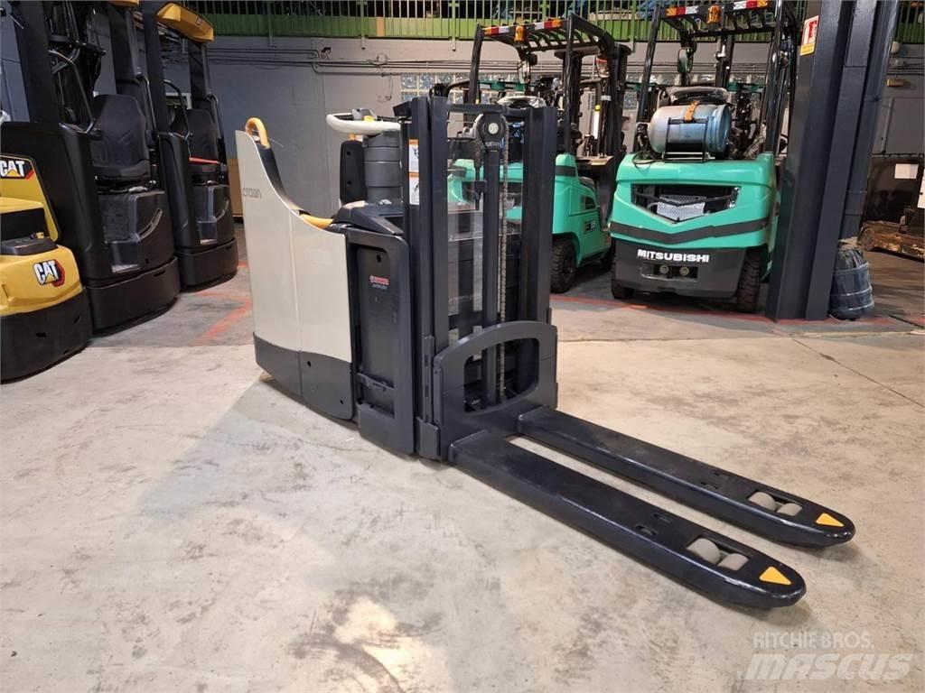 Crown DT3040 Savaeigiai rietuvai
