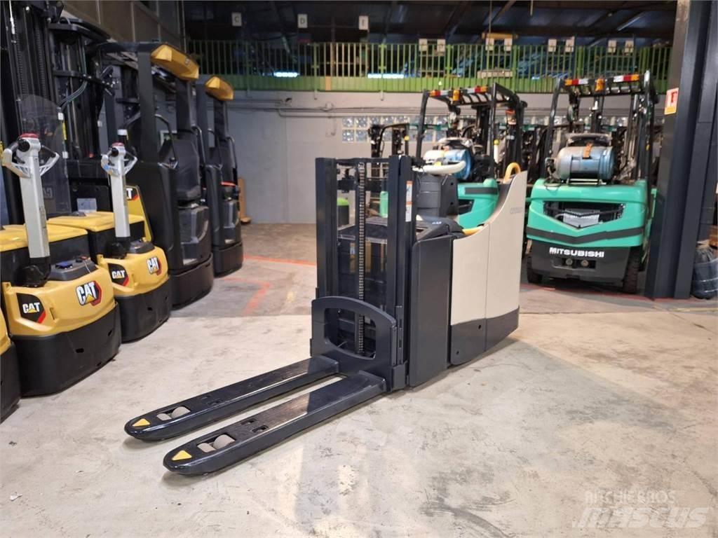 Crown DT3040 Savaeigiai rietuvai