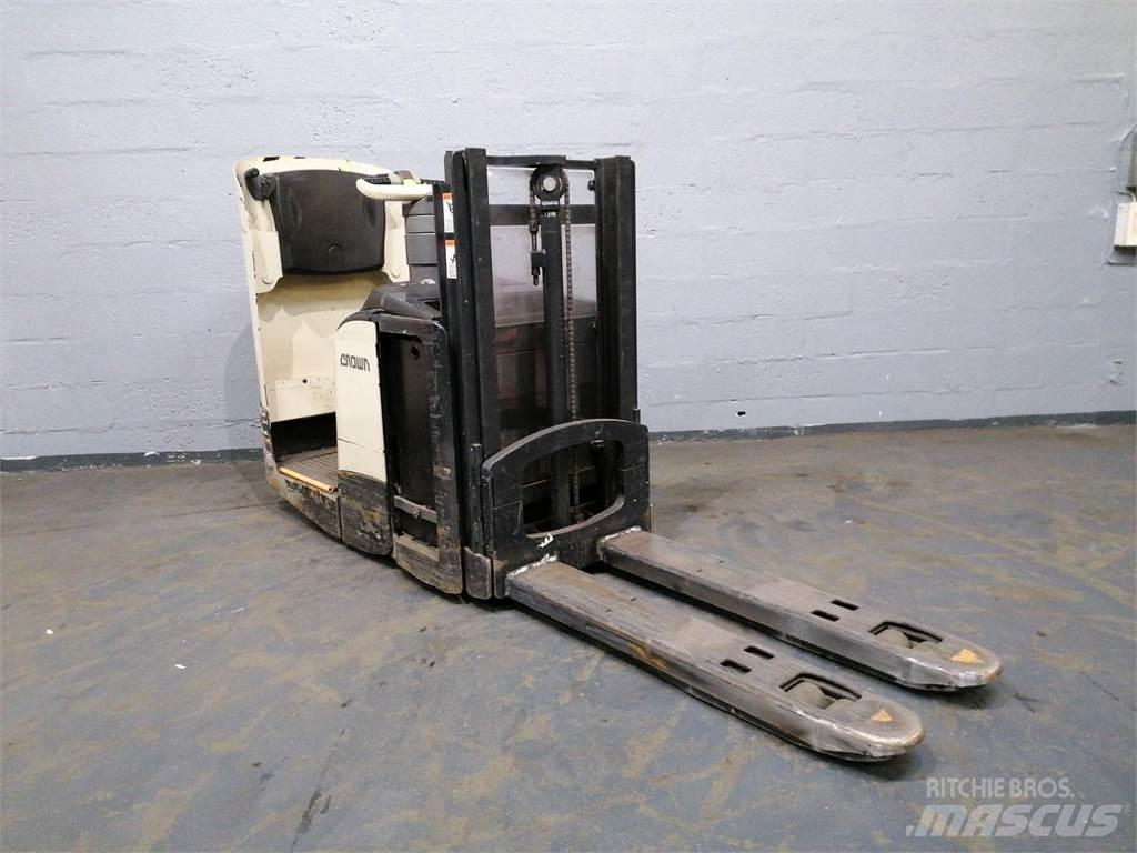 Crown DT3040 Savaeigiai rietuvai