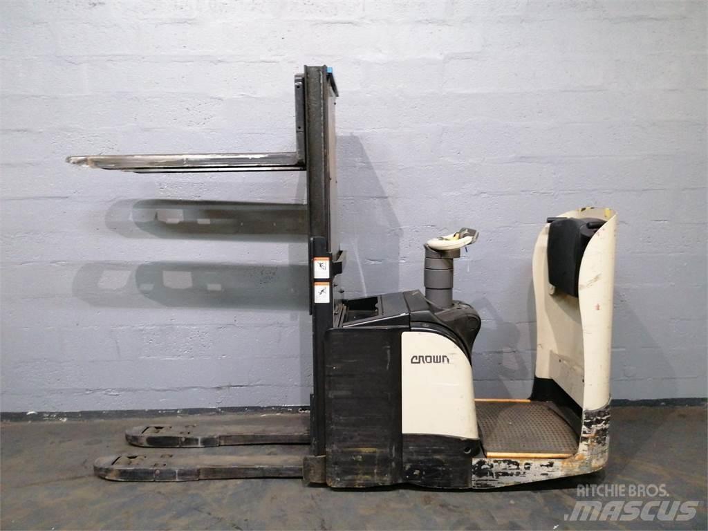 Crown DT3040 Savaeigiai rietuvai