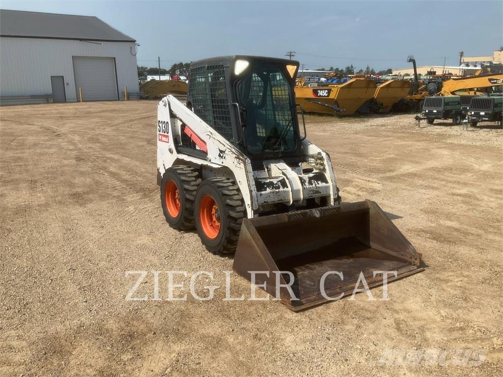 Bobcat S130 Krautuvai su šoniniu pasukimu