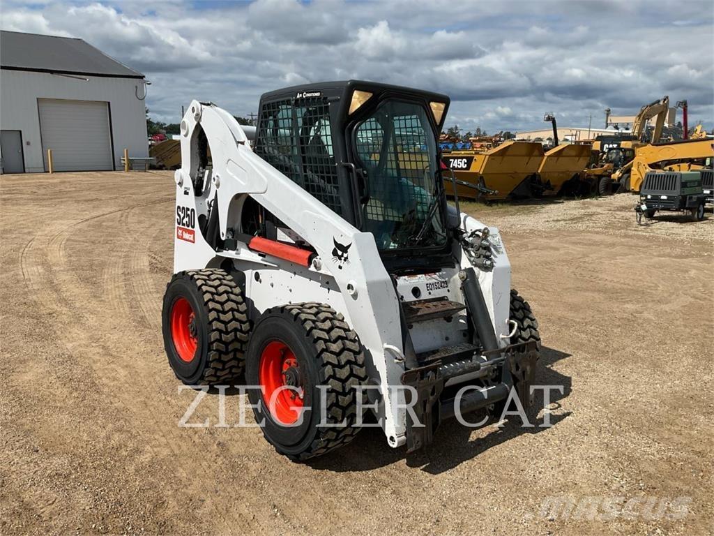Bobcat S250 Krautuvai su šoniniu pasukimu