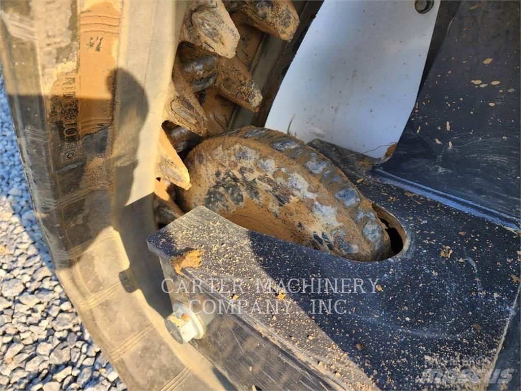 Bobcat T66 Krautuvai su šoniniu pasukimu